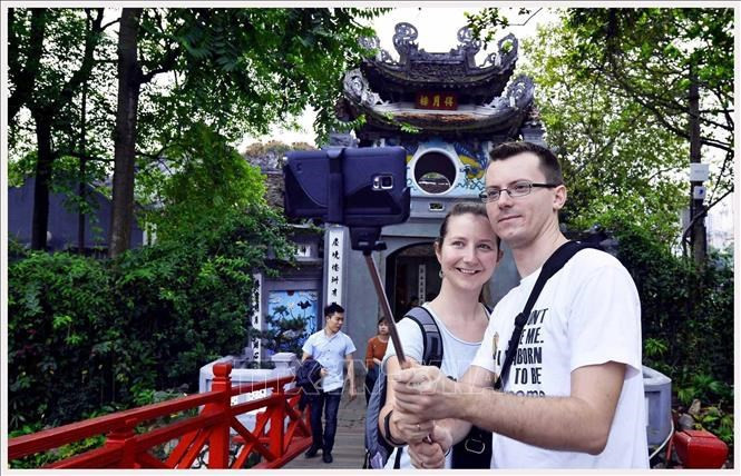 Turistas extranjeros visitan el Templo de Ngoc Son, Hanoi. (Fuente: VNA)