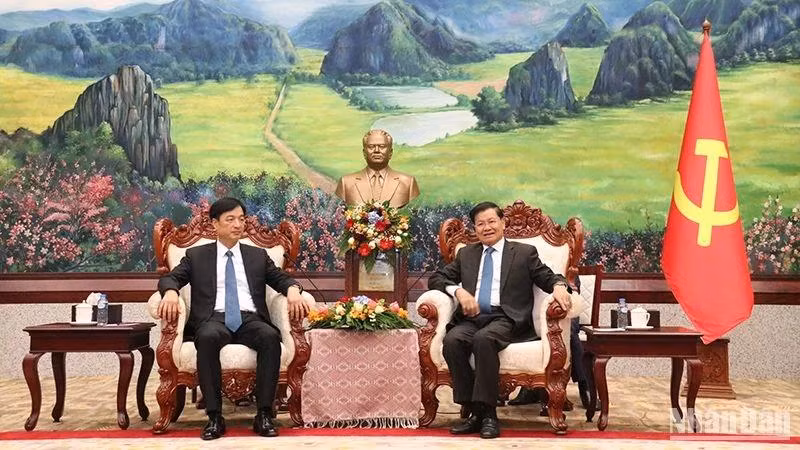 El secretario general del Partido Popular Revolucionario y presidente de Laos, Thongloun Sisoulith, recibe a Nguyen Duy Ngoc, jefe de la Oficina del Comité Central del Partido Comunista de Vietnam. (Fuente: VNA)