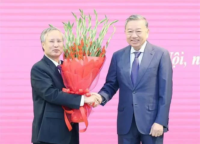 El secretario general del Partido Comunista de Vietnam (PCV), To Lam, felicita a Tran Quoc Vuong, exmiembro del Buró Político y exintegrante permanente del Secretariado del Comité Central del Partido. (Fuente: VNA)