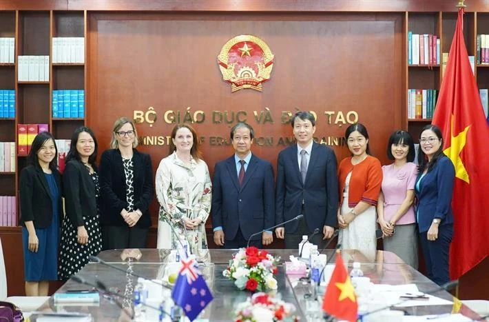 El ministro de Educación y Formación de Vietnam, Nguyen Kim Son, la Embajadora Caroline Beresford y miembros de ambas partes en la reunión. (Foto: Vietnam+)