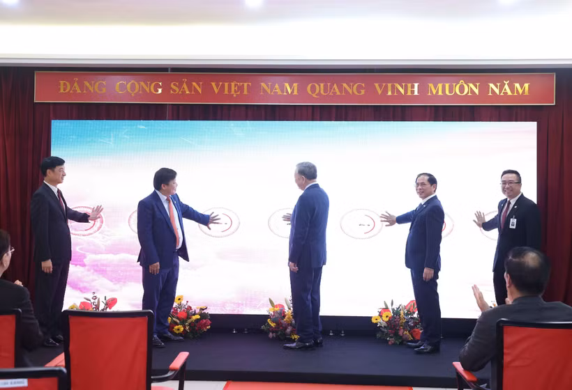 El secretario general del Partido Comunista de Vietnam, To Lam, y los delegados inauguran la nueva ruta aérea Hanoi – Kuala Lumpur. (Fuente: VNA)