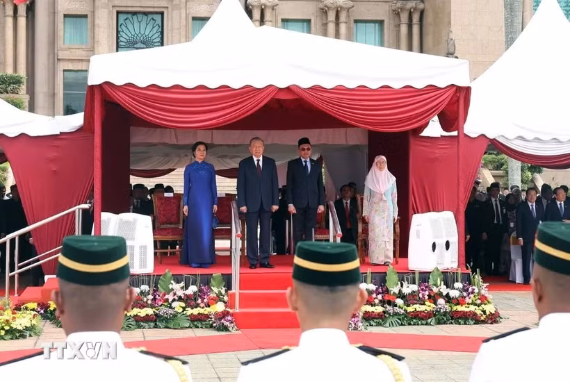 El primer ministro de Malasia, Anwar Ibrahim, y su esposa presiden la ceremonia de bienvenida al secretario general del Partido Comunista de Vietnam y su esposa. (Fuente: VNA)