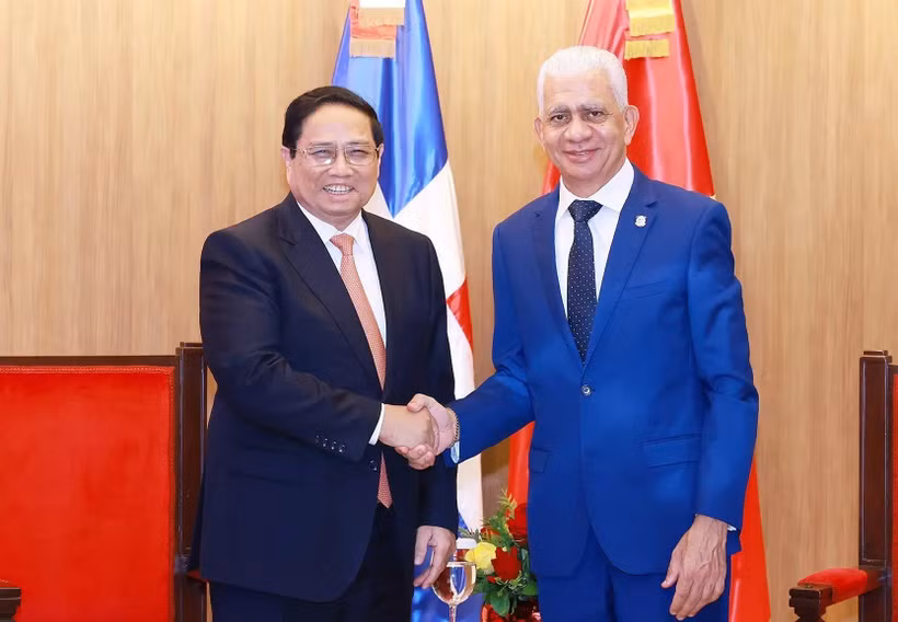 El primer ministro de Vietnam, Pham Minh Chinh, y el presidente del Senado de República Dominicana, Ricardo de los Santos Polanco. (Fuente: VNA)