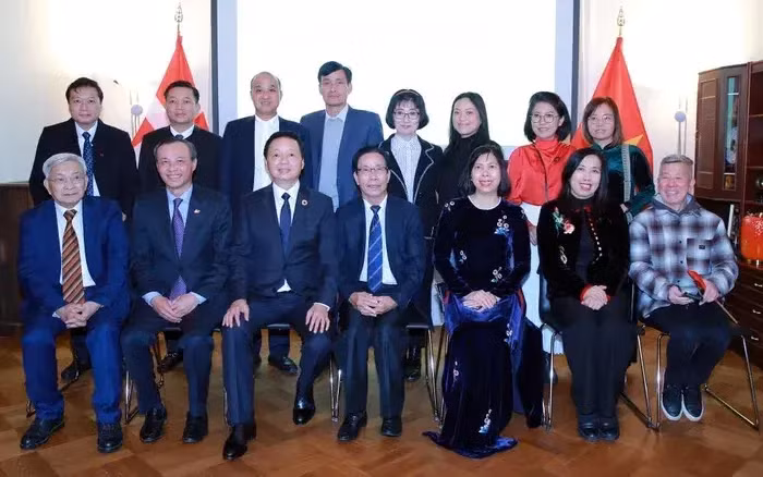 El viceprimer ministro Tran Hong Ha y representantes de la Embajada y la comunidad de vietnamitas en Dinamarca. (Fuente: VNA)