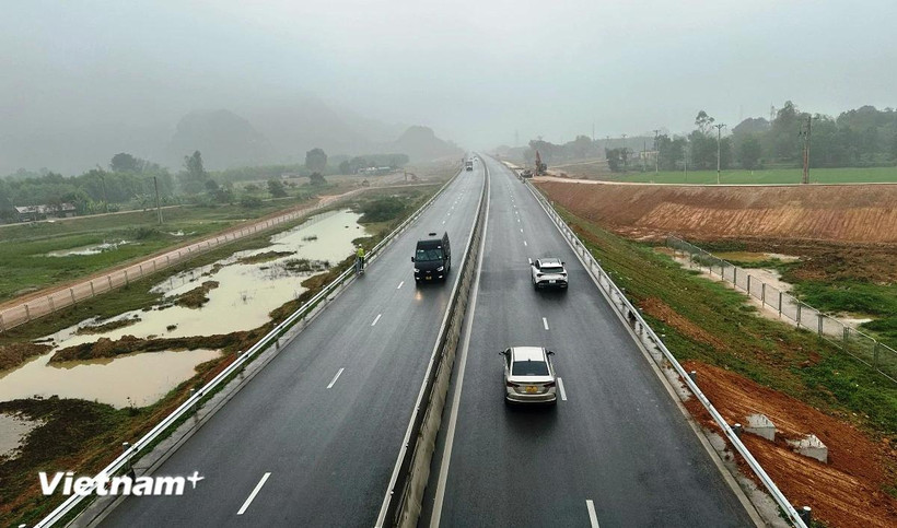 Vehículos circulando en la autopista Mai Son-Carretera Nacional 45. (Foto: Vietnam+) 