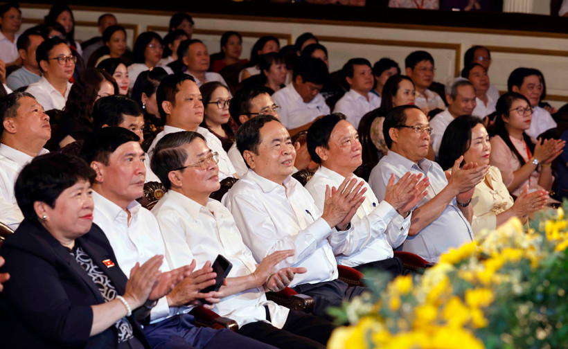 El presidente de la Asamblea Nacional Tran Thanh Man y los delegados asisten al programa artístico. (Fuente: VNA)