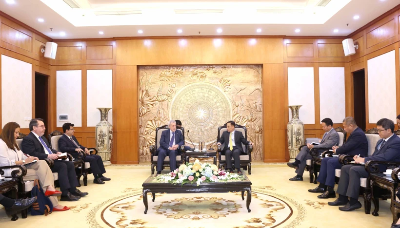 El jefe de la Comisión de Relaciones Exteriores del Partido Comunista de Vietnam, Le Hoai Trung, recibe en Hanoi al canciller chileno, Alberto Van Klaveren. (Fuente: VNA)