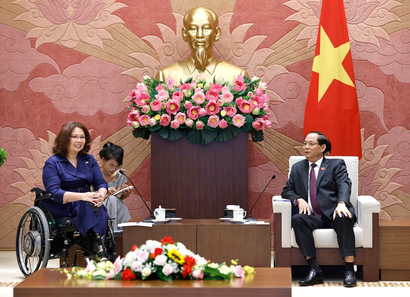 El vicepresidente de la Asamblea Nacional de Vietnam, Tran Quang Phuong, recibe en Hanoi a la senadora estadounidense Tammy Duckworth. (Fuente: VNA)