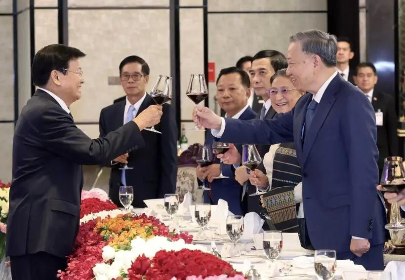 El presidente vietnamita, To Lam, y el secretario general del Partido Popular Revolucionario y presidente de Laos, Thongloun Sisoulith. (Fuente: VNA)