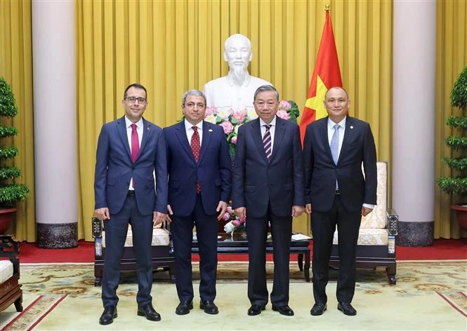 El presidente de Vietnam, To Lam, y los embajadores. (Fuente: VNA)