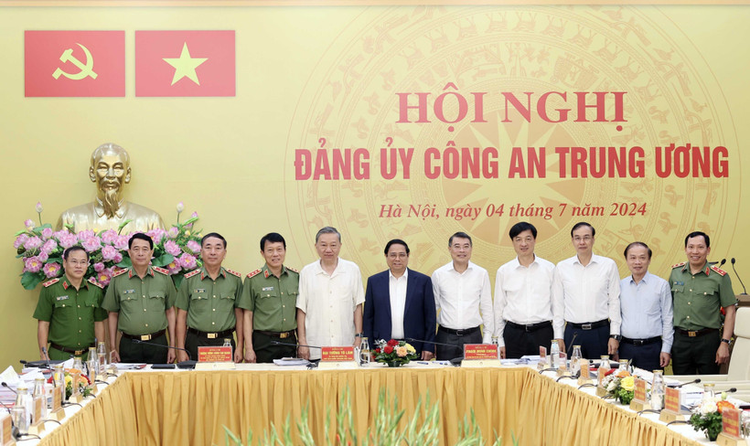 El presidente To Lam y el primer ministro Pham Minh Chinh asisten a la reunión de la Comisión Central de Seguridad Pública. (Fuente: VNA)