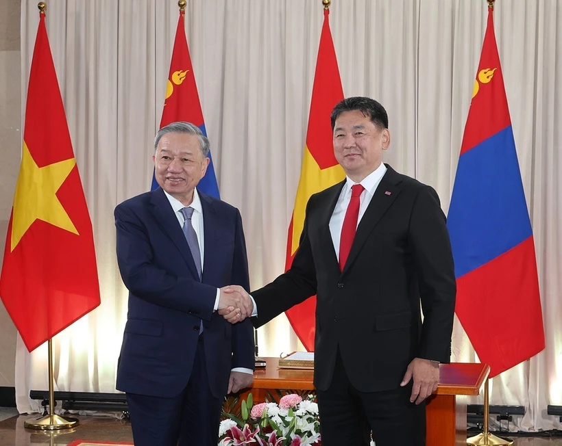 El secretario general del Partido Comunista y presidente de Vietnam, To Lam, y el presidente de Mongolia, Ukhnaagiin Khurelsukh, en Ulan Bator, el 30 de septiembre. (Foto: VNA)