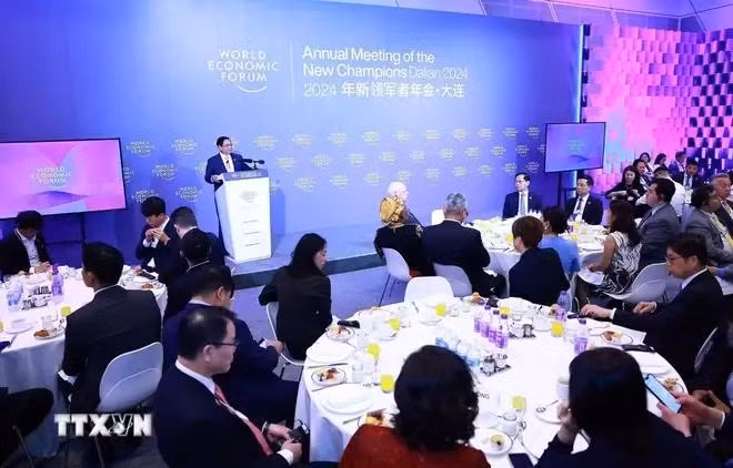 El primer ministro vietnamita dialoga con líderes de corporaciones del FEM en Dalian. (Fuente: VNA)