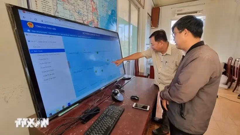 Las actividades de los barcos pesqueros en el mar equipados con dispositivos de seguimiento son monitoreadas en el Departamento de Pesca Provincial de Ninh Thuan. (Fuente: VNA)