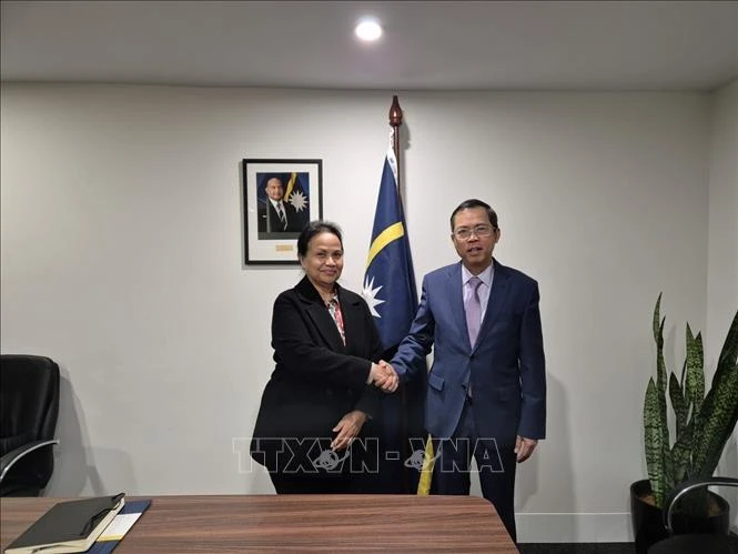 El embajador de Vietnam en Australia, Pham Hung Tam, realizó hoy una visita de cortesía a la Alta Comisionada de la República de Nauru en Australia, Camilla Solomon. (Fuente: VNA)