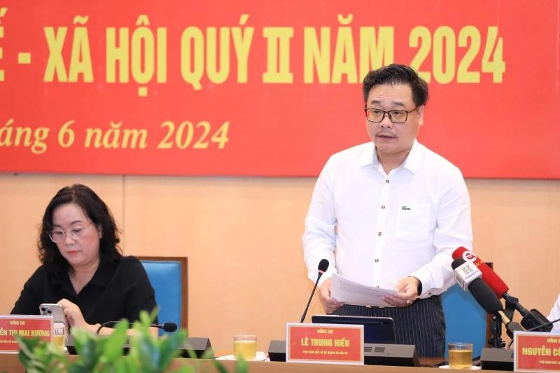 El subdirector del Servicio de Planificación e Inversión de Hanoi, Le Trung Hieu interviene en la rueda de prensa. (Fuente: nhandan.vn)