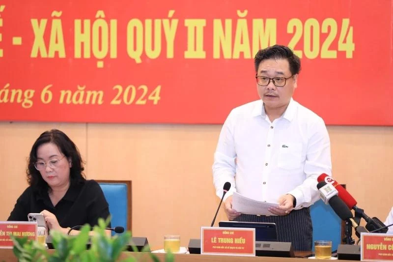 El subdirector del Servicio de Planificación e Inversión de Hanoi, Le Trung Hieu interviene en la rueda de prensa. (Fuente: nhandan.vn)