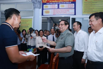 El primer ministro Pham Minh Chinh visita al Centro de Servicios de Administración Pública de la comuna de My Hiep, en la provincia de Dong Thap. (Foto: VNA)