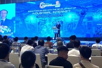 El subdirector del Centro de Internet de Vietnam, Nguyen Truong Giang, pronuncia el discurso inaugural de la sesión plenaria de la conferencia. (Fuente: Periódico Nhan Dan)