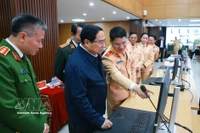 El primer ministro Pham Minh Chinh envía un mensaje de felicitación por el Año Nuevo a los conductores a través de una aplicación de tráfico. (Foto: VNA)