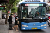 Pasajeros viajan en autobús en la calle Cong Hoa rumbo al centro de Ciudad Ho Chi Minh, 6 de abril de 2026. (Foto: VNA)