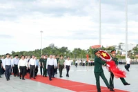 El secretario general To Lam y la delegación de trabajo del Comité Central rinden homenaje en el Monumento al Presidente Ho Chi Minh, en Phu Quoc. (Foto: VNA)