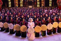 El video musical “Bac Bling” de Hoa Minzy es una prueba de que la música puede ayudar al turismo a “brillar” de una manera diferente. Foto: VNA