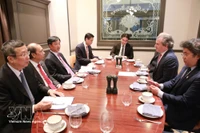 El secretario del Comité partidista de Hanoi, Nguyen Duy Ngoc, en encuentro de trabajo con Rosen Partners. Foto: VNA