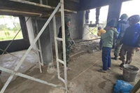 Las fuerzas construyen viviendas para las personas afectadas por desastres naturales. (Foto: VNA)