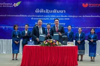 Ceremonia de firma del acuerdo de cooperación para el pago de billetes de avión a través del servicio UNITEL entre Star Fintech y Lao Airlines. (Foto: VNA)