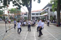 Estudiantes del bachillerato Nguyen Thuong Hien (Ciudad Ho Chi Minh) practican deportes durante el recreo. (Foto: laodong.vn)