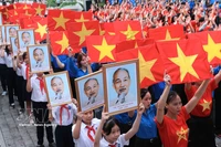 Miembros de la Unión de Jóvenes Comunistas de Ho Chi Minh y estudiantes realizan una actuación conjunta. (Foto: VNA)
