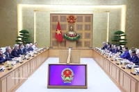 El viceprimer ministro de Vietnam, Tran Hong Ha, sostiene la reunión con la misión de inspección de la Comisión Europea. Foto: VNA