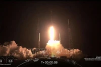 Imagen captada de un video del lanzamiento del cohete Falcon 9 con 60 satélites Starlink de SpaceX desde la Estación de la Fuerza Aérea de Cabo Cañaveral, Florida (EE.UU.). (Foto: AP/VNA)