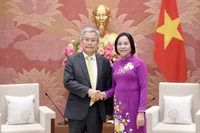 La vicepresidenta de la Asamblea Nacional de Vietnam, Nguyen Thi Thanh, recibe en Hanoi al presidente y director general del Grupo de Energía Eléctrica de Corea (KEPCO), Kim Dong Cheol. (Foto: VNA)