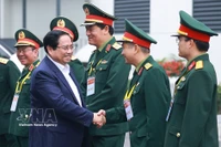 El primer ministro Pham Minh Chinh se reúne con dirigentes del Grupo Militar de Industria y Telecomunicaciones (Viettel) durante la sesión de trabajo sobre el desarrollo de la industria de defensa. (Foto: VNA)