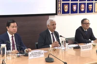 El embajador de Vietnam en India, Nguyen Thanh Hai, (izquierda) y el vicealmirante Pradeep Chauhan, director general de la Fundación Marítima Nacional de la India (centro), en el evento. (Foto: VNA)