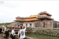 Turistas visitan la Puerta Ngo Mon de la Ciudadela Imperial de Hue. (Foto: VNA)