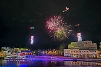 Espectáculo de drones que recrea las figuras del Dragón y el Fénix en el cielo de Hoi An. (Foto: VNA)