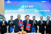 Ceremonia de firma del memorando de entendimiento sobre la cooperación entre MobiFone y CMC. (Foto: baotintuc.vn)