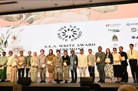 Escritores homenajeados en la Ceremonia del Premio de Literatura del Sudeste Asiático (SEA Write Award) 2024–2025. (Foto: VNA)