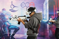 Estudiantes experimentan juegos de realidad virtual. (Fuente: VNA)