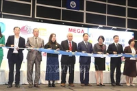 Los delegados cortaron la cinta inaugural de la exposición. (Foto: VNA)