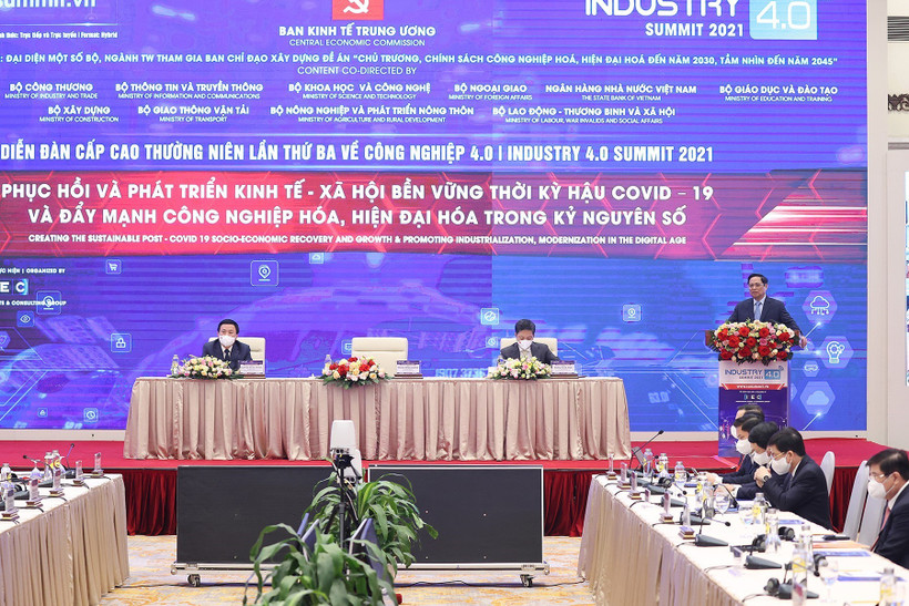 El primer ministro Pham Minh Chinh, habla en la sesión plenaria del Foro de Alto Nivel sobre la Cuarta Revolución Industrial (Foto: VNA)