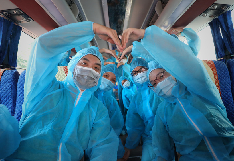 El personal médico del hospital Uong Bi, en la provincia de Quang Ninh envían su afecto a los pobladores de Bac Giang, una de las localidades más afectadas por el cuarto brote epidémico (Foto: VNA) 