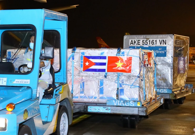 El lote de vacunas, equipos y suministros médicos donados a Vietnam para prevenir la pandemia del COVID-19 llega al Aeropuerto Internacional de Noi Bai, en Hanoi (Foto: VNA)