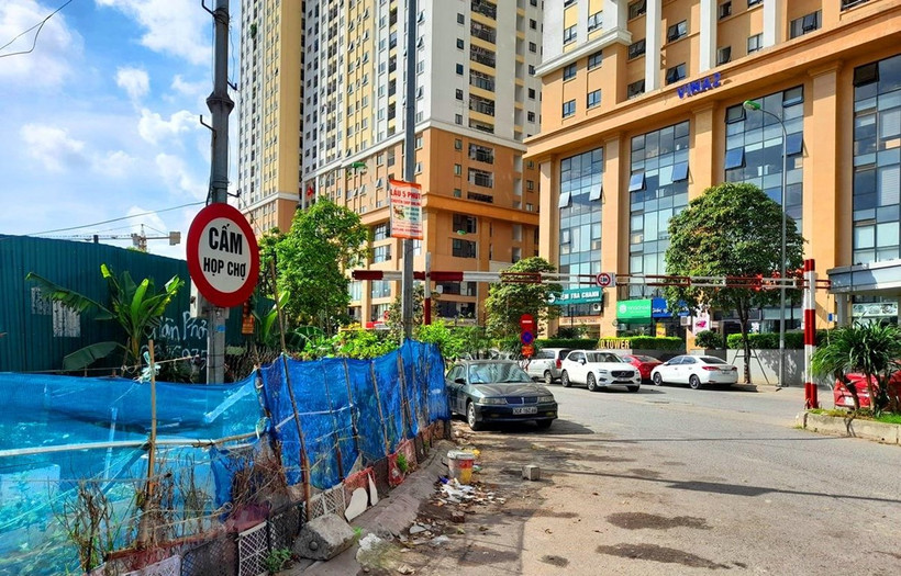 Cierran un mercado espontáneo en Hanoi. (Foto: Vietnam+)