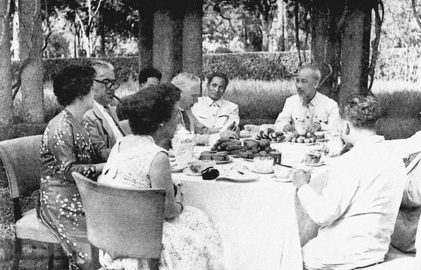 El Presidente Ho Chi Minh recibe a una delegación parlamentaria británica de visita en Vietnam, el 4 de mayo de 1957. (Foto: Archivo de VNA)