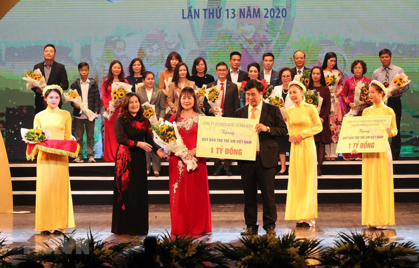 Donan cinco millones de dólares a actividades caritativas dedicados a niños en Vietnam