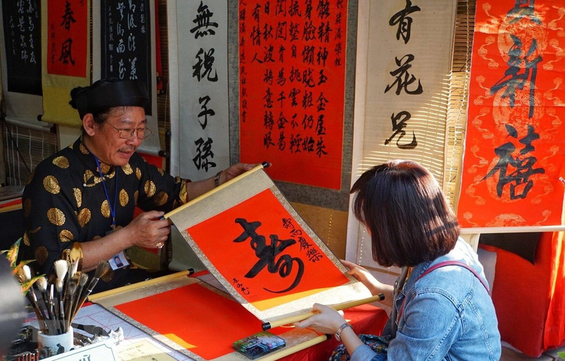 Pedir letras caligráficas, costumbre peculiar en Vietnam en ocasión del año nuevo